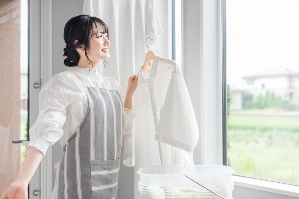 洗濯物を干す主婦
