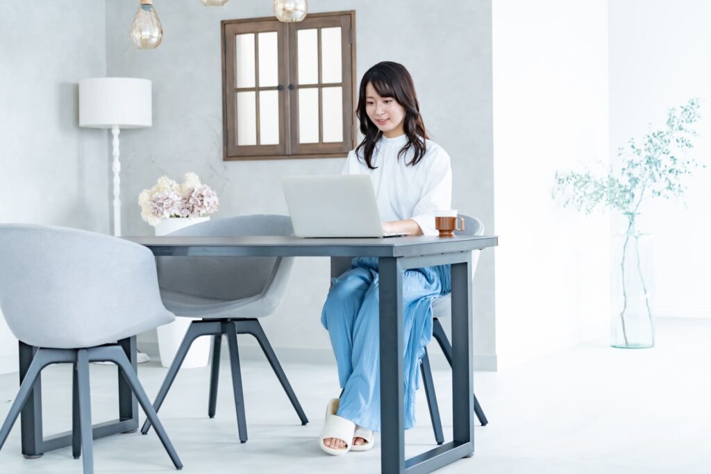 パソコン作業をする女性