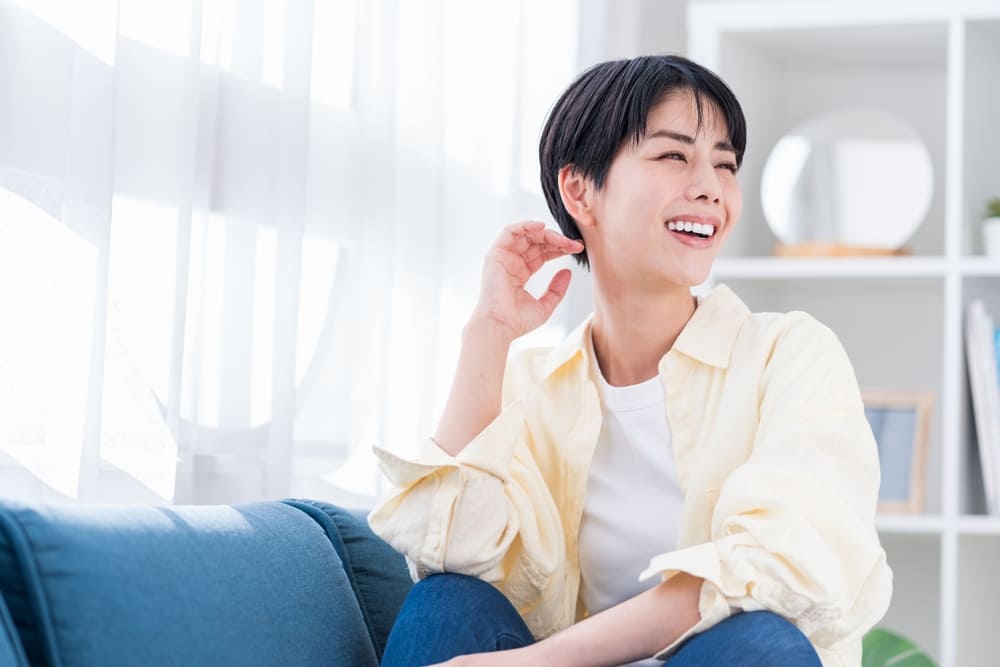 くつろぐ女性