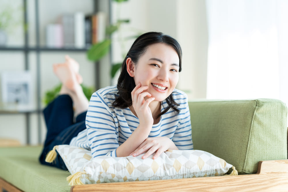 リビングでくつろぐ若い女性