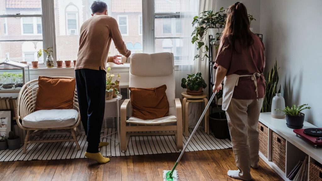 男女が部屋の掃除をしている画像