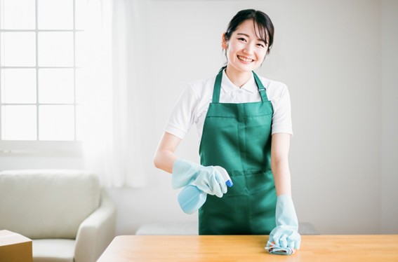 女性が机を除菌している画像